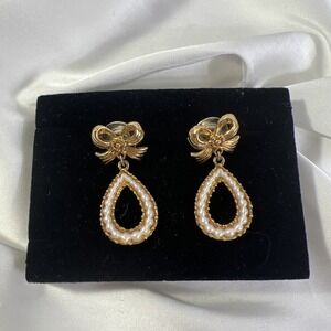 Vtg Avon Isn't It Romantic Gold‎ and White  Bow & Teardrop Pierced Earrings